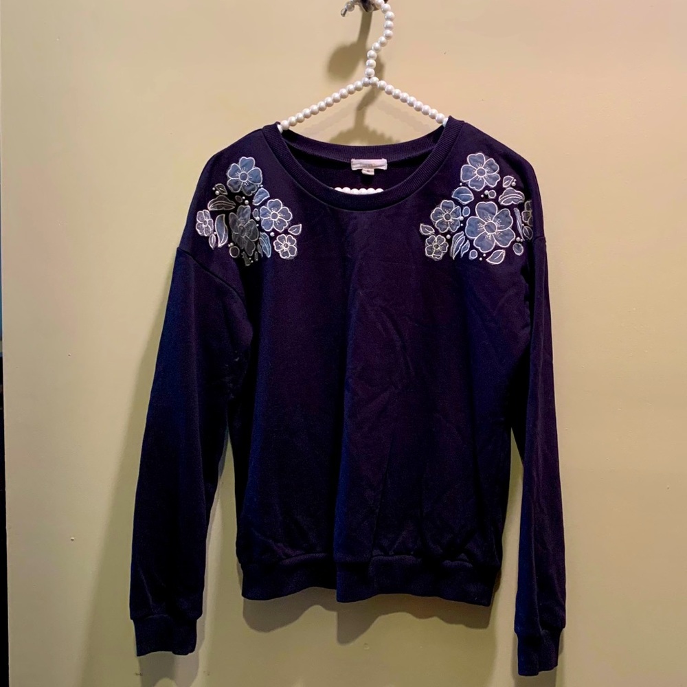 Chic sweatshirt w/ sheer flower detail and pearls